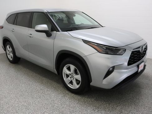 Certified 2025 Toyota Highlander LE FWD image 4