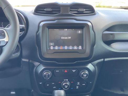 Used 2020 Jeep Renegade Latitude w/ Popular Equipment Group FWD image 13