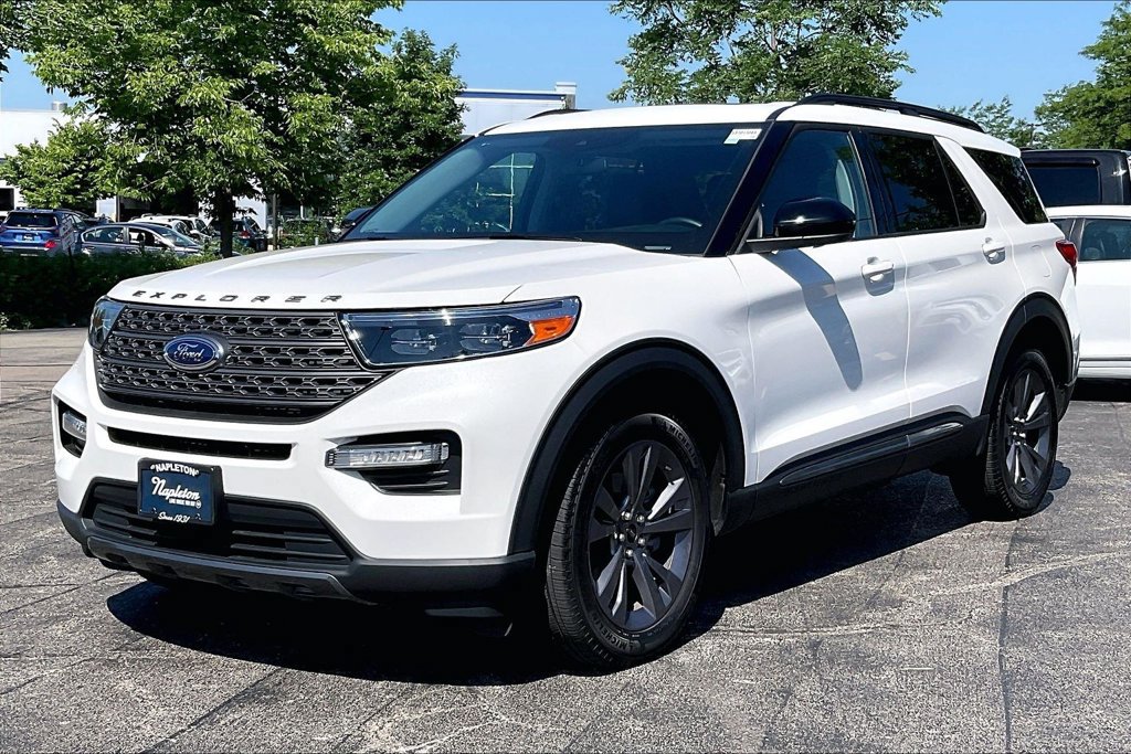 Used 2024 Ford Explorer XLT w/ Equipment Group 202A AWD/4WD image 14