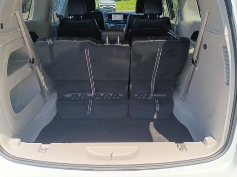 Used 2024 Chrysler Pacifica Touring-L FWD image 20