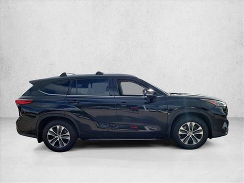 Used 2020 Toyota Highlander XLE AWD/4WD image 4