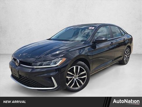Used 2025 Volkswagen Jetta SE image 1