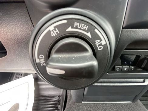 Used 2022 Nissan Titan SV AWD/4WD image 22