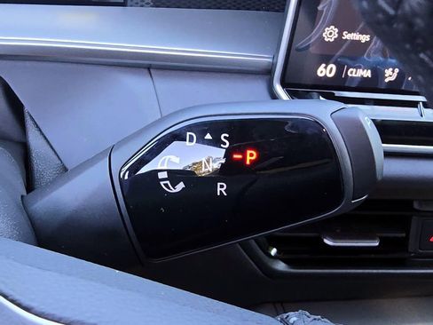 New 2026 Volkswagen Tiguan SE R-Line FWD image 16