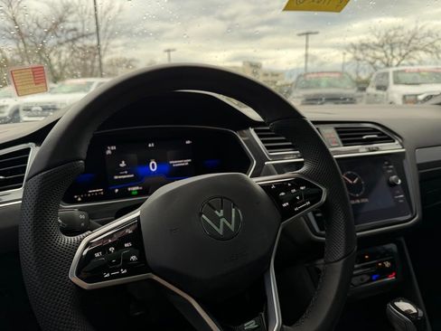Used 2022 Volkswagen Tiguan SE R-Line image 17