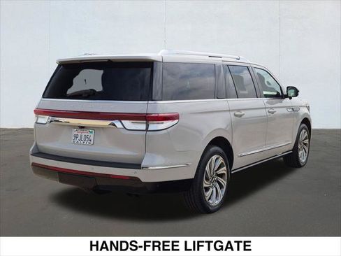 Used 2023 Lincoln Navigator L Reserve AWD/4WD image 5