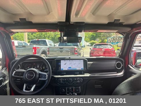 Used 2024 Jeep Wrangler Unlimited Sahara w/ Technology Group AWD/4WD image 17