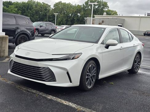Used 2025 Toyota Camry XLE AWD/4WD image 4