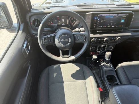 Used 2025 Jeep Wrangler Unlimited Rubicon AWD/4WD image 24