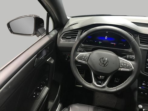 Used 2023 Volkswagen Tiguan SE R-Line image 5