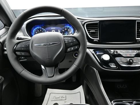 Used 2025 Chrysler Pacifica Limited FWD image 13
