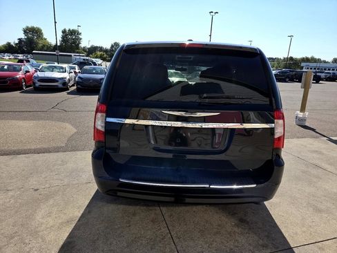 Used 2013 Chrysler Town & Country Touring image 6