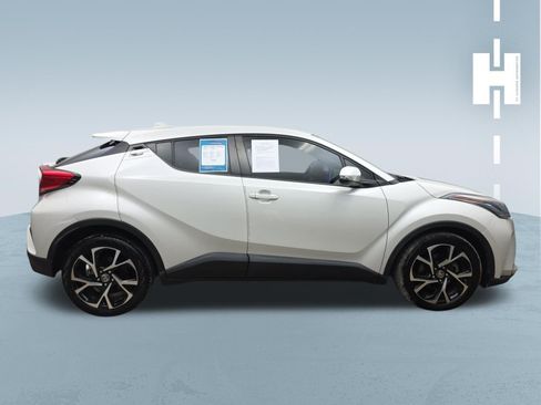 Used 2021 Toyota C-HR XLE FWD image 3