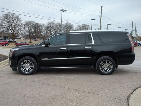 Used 2020 Cadillac Escalade ESV image 5