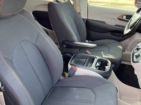 Certified 2019 Chrysler Pacifica Touring-L image 15