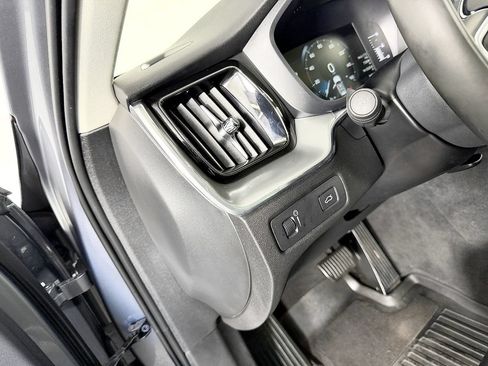 Used 2019 Volvo XC60 T5 Momentum w/ Premium Package AWD/4WD image 32