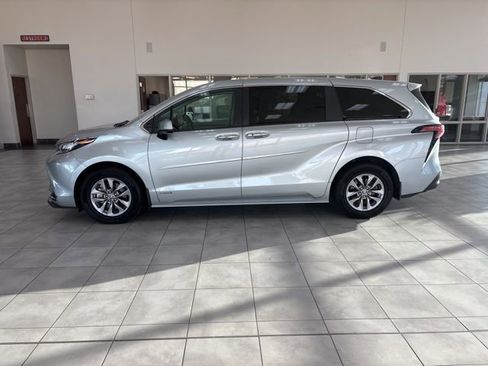 Used 2021 Toyota Sienna XLE image 10
