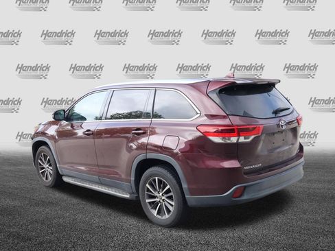 Used 2019 Toyota Highlander XLE FWD image 3