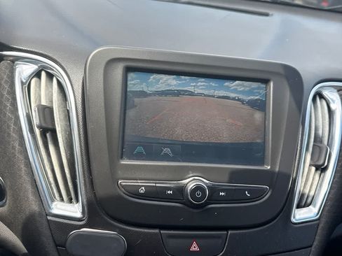Used 2017 Chevrolet Malibu LT FWD image 19