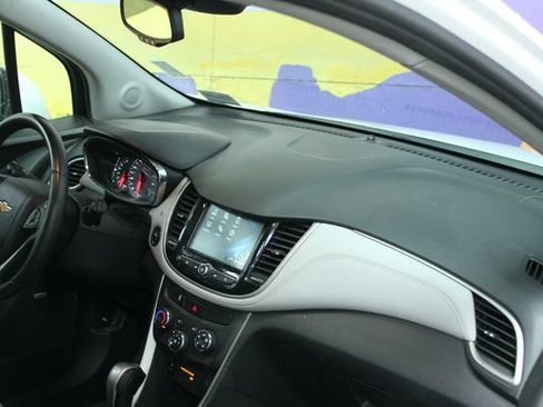 Used 2017 Chevrolet Trax LT w/ Sun & Sound Package FWD image 10