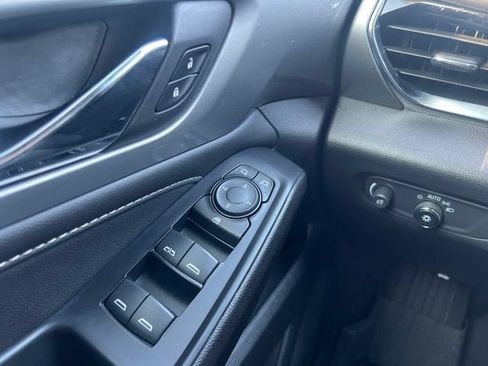 Used 2022 Chevrolet Traverse LT FWD image 11