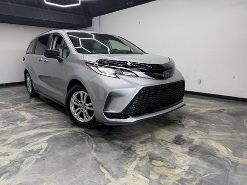 Used 2023 Toyota Sienna XSE AWD/4WD image 6