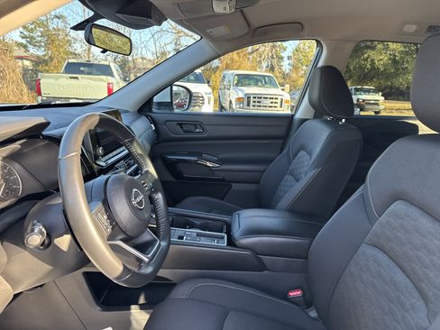 Used 2024 Nissan Pathfinder SV image 13