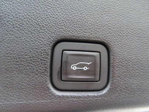 Used 2025 Chevrolet Traverse LT image 34