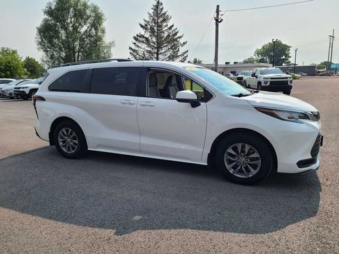 Used 2023 Toyota Sienna LE AWD/4WD image 5