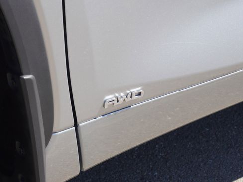 Used 2022 Toyota Highlander XLE image 6