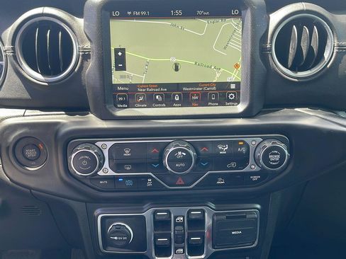 Used 2023 Jeep Wrangler Unlimited Sahara AWD/4WD image 15