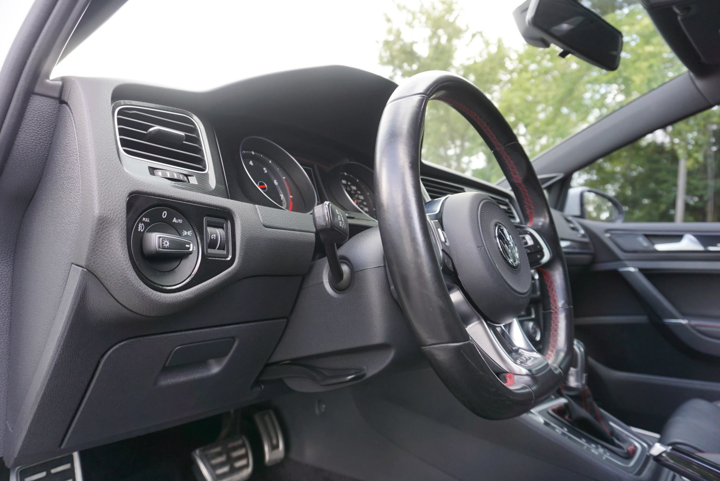 Used 2017 Volkswagen GTI SE FWD image 30