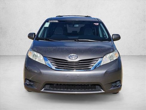 Used 2017 Toyota Sienna LE image 3