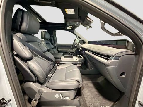 Used 2025 Lincoln Navigator Reserve w/ Jet Appearance Package image 24