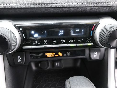 Used 2019 Toyota RAV4 LE w/ Carpet Mat Package image 28