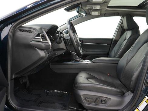 Used 2018 Toyota Camry XSE image 18