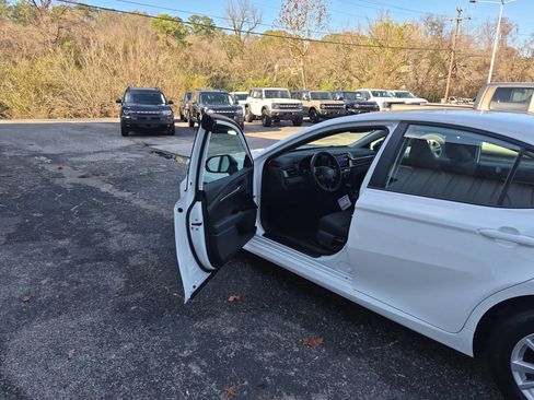 Used 2026 Toyota Camry LE image 9