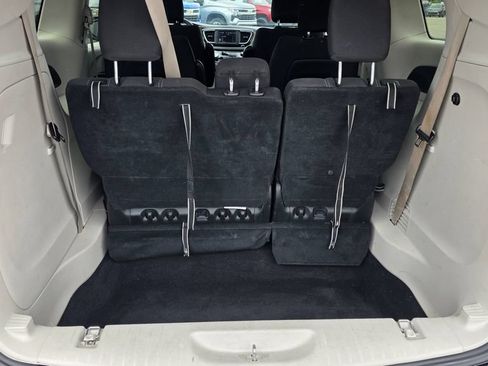 Used 2022 Chrysler Voyager LX FWD image 11