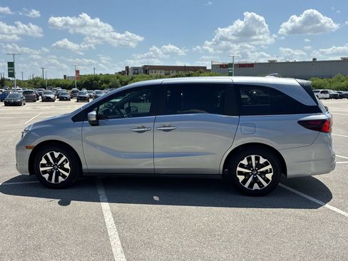 Certified 2026 Honda Odyssey EX-L image 3