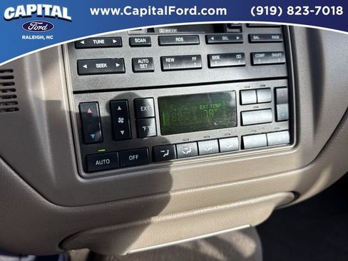 Used 2004 Lincoln Town Car Signature image 28