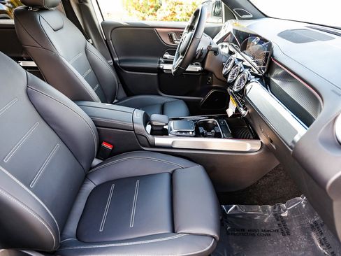 Used 2023 Mercedes-Benz EQB 300 4MATIC image 17