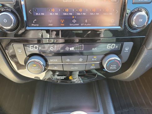 Used 2018 Nissan Rogue SV w/ Premium Package image 35