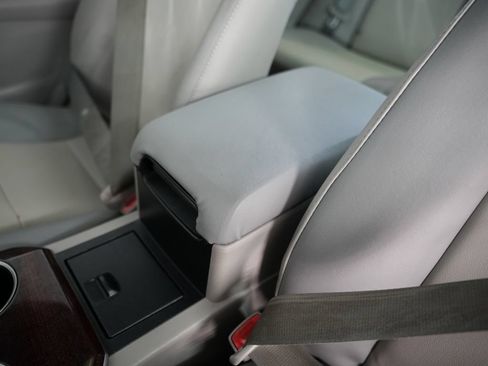 Used 2012 Toyota Camry XLE w/ Leather Pkg FWD image 32
