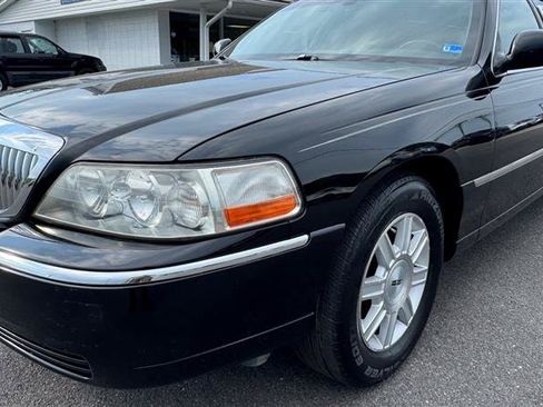 Used 2008 Lincoln Town Car Executive RWD image 12