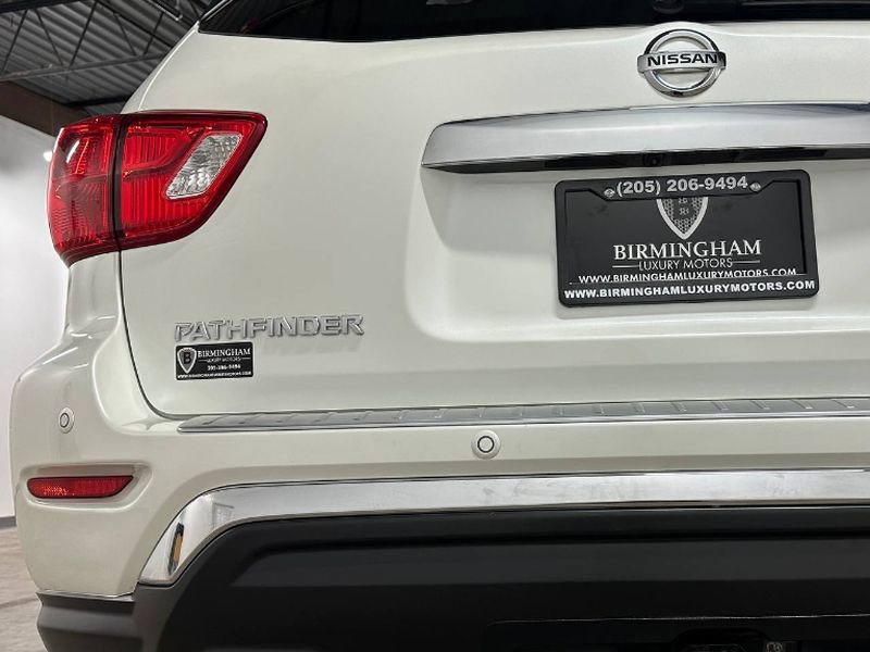 Used 2020 Nissan Pathfinder Platinum FWD image 16