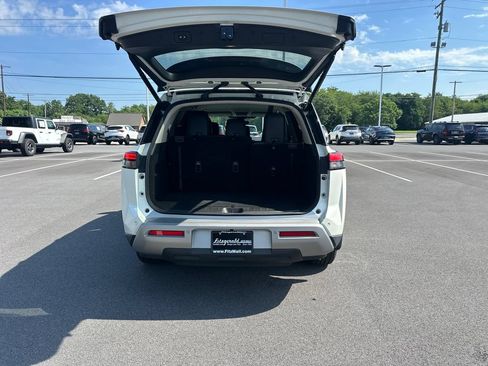 Used 2023 Nissan Pathfinder SL AWD/4WD image 12