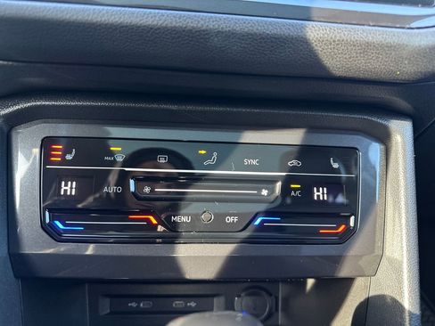 Used 2022 Volkswagen Tiguan SE image 11