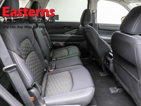 Used 2024 Nissan Pathfinder S image 23