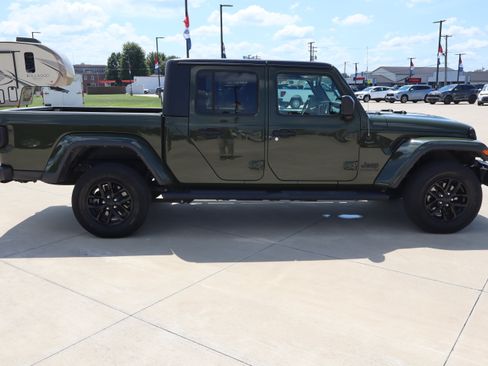 Used 2022 Jeep Gladiator Sport AWD/4WD image 4