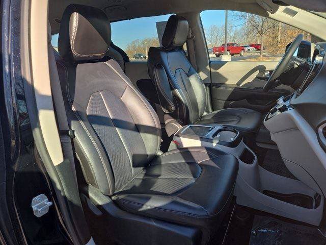 Used 2024 Chrysler Pacifica Touring-L FWD image 24